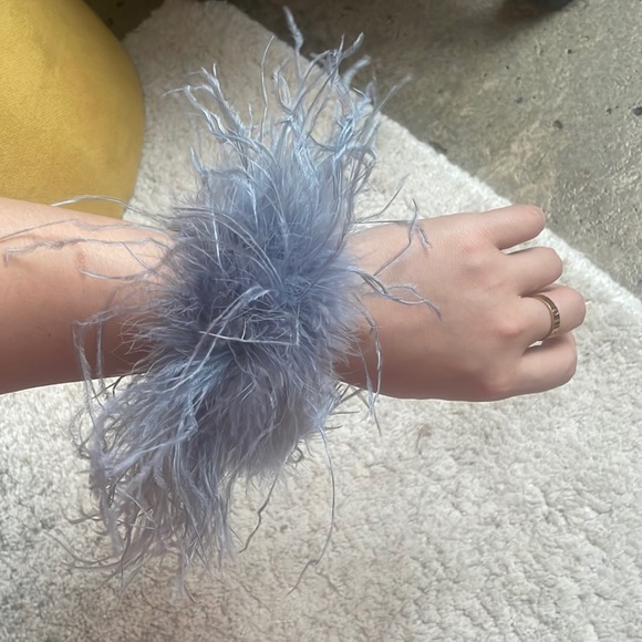 White ostrich feather cuff NWOT - ONE SET - Picture 3 of 4